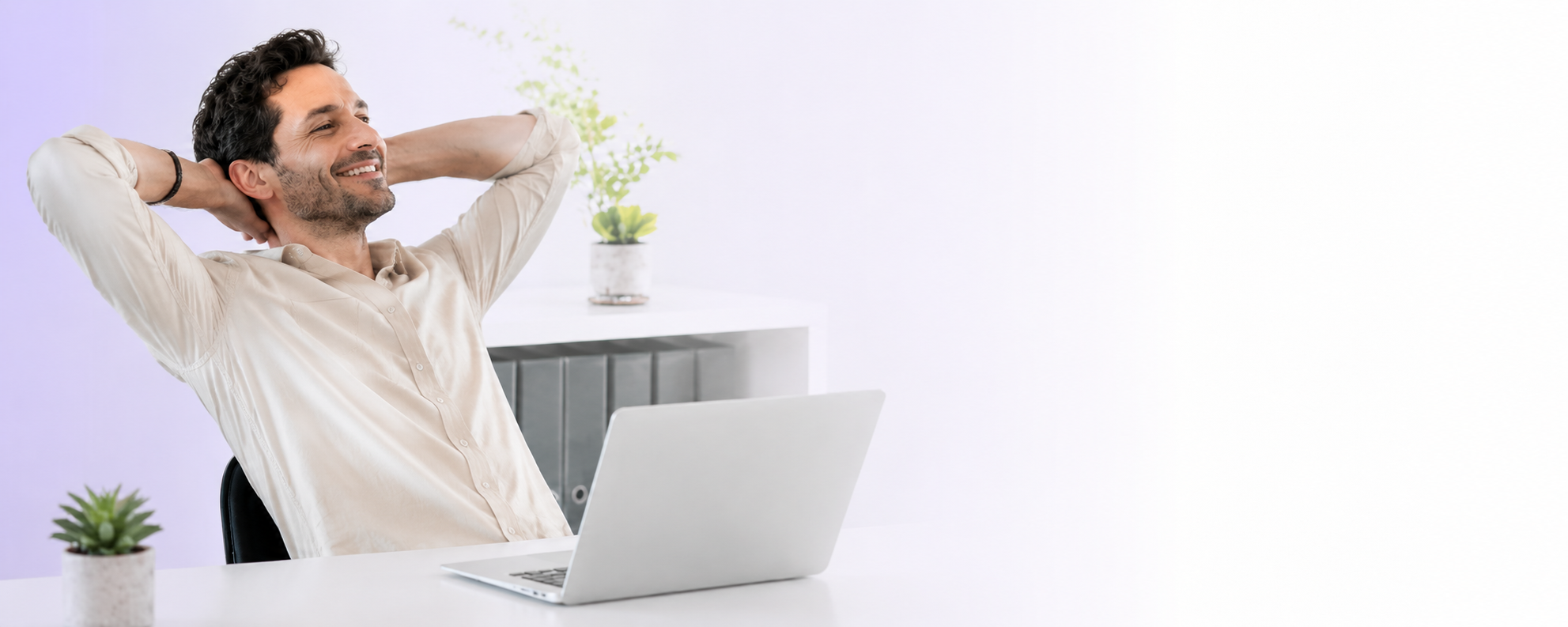 Empresario relajado usando soluciones digitales para su negocio