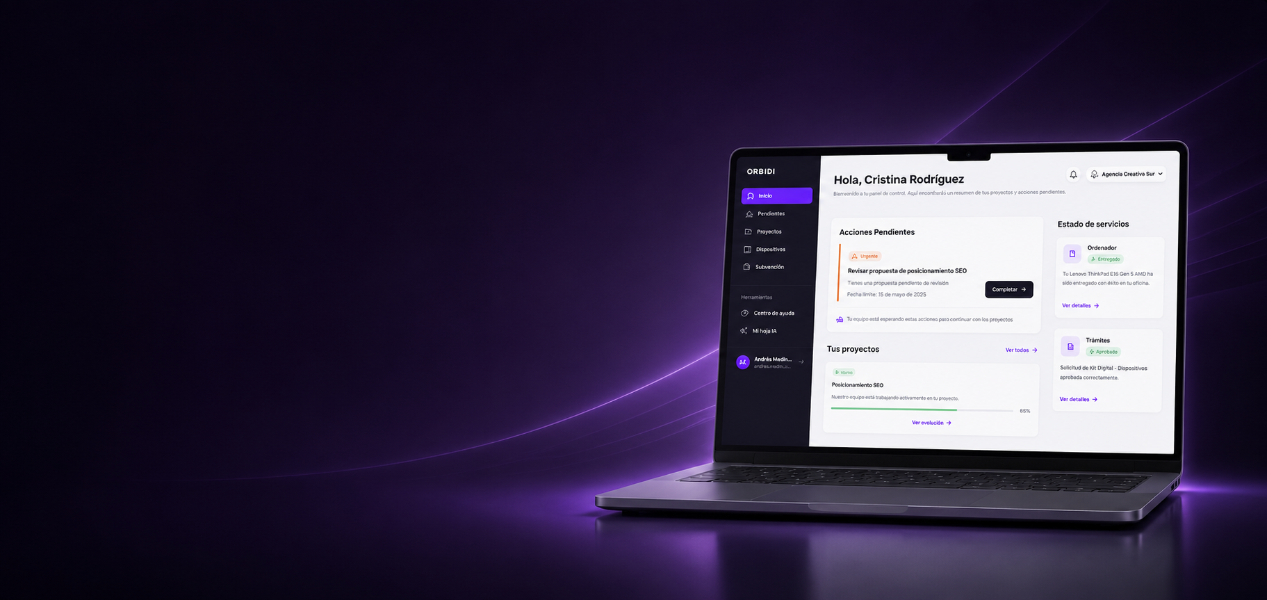 Ordenador portátil con panel digital de gestión empresarial y servicios online
