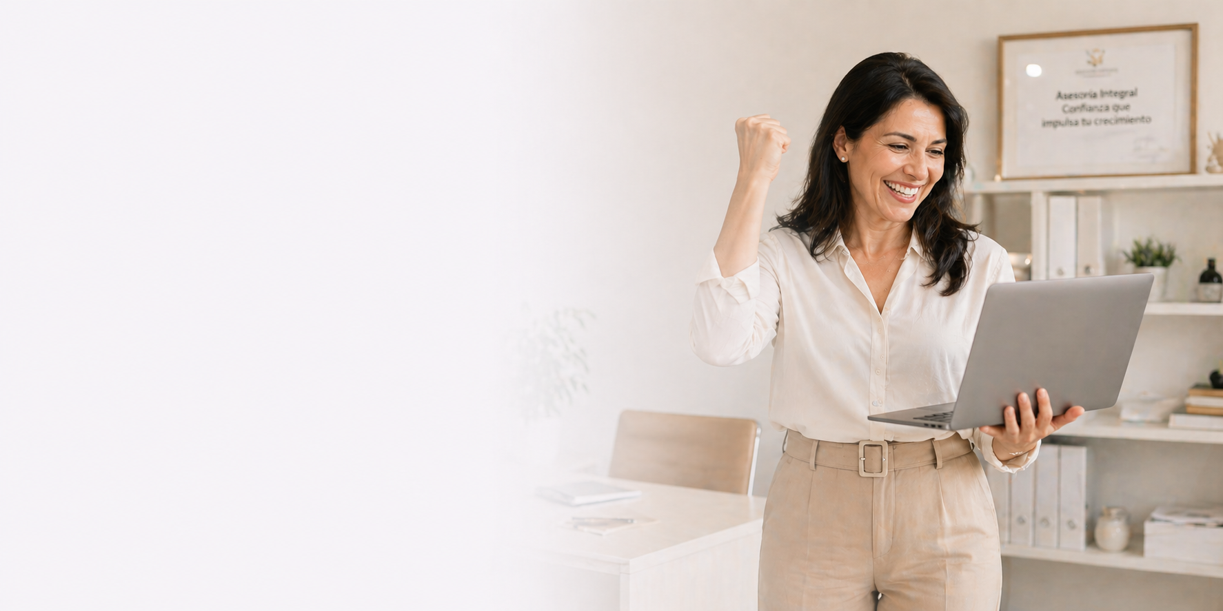 Mujer celebrando la aprobación de su subvención del Kit Digital