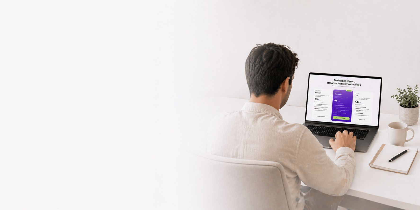 Hombre revisando planes digitales y servicios empresariales desde un ordenador portátil