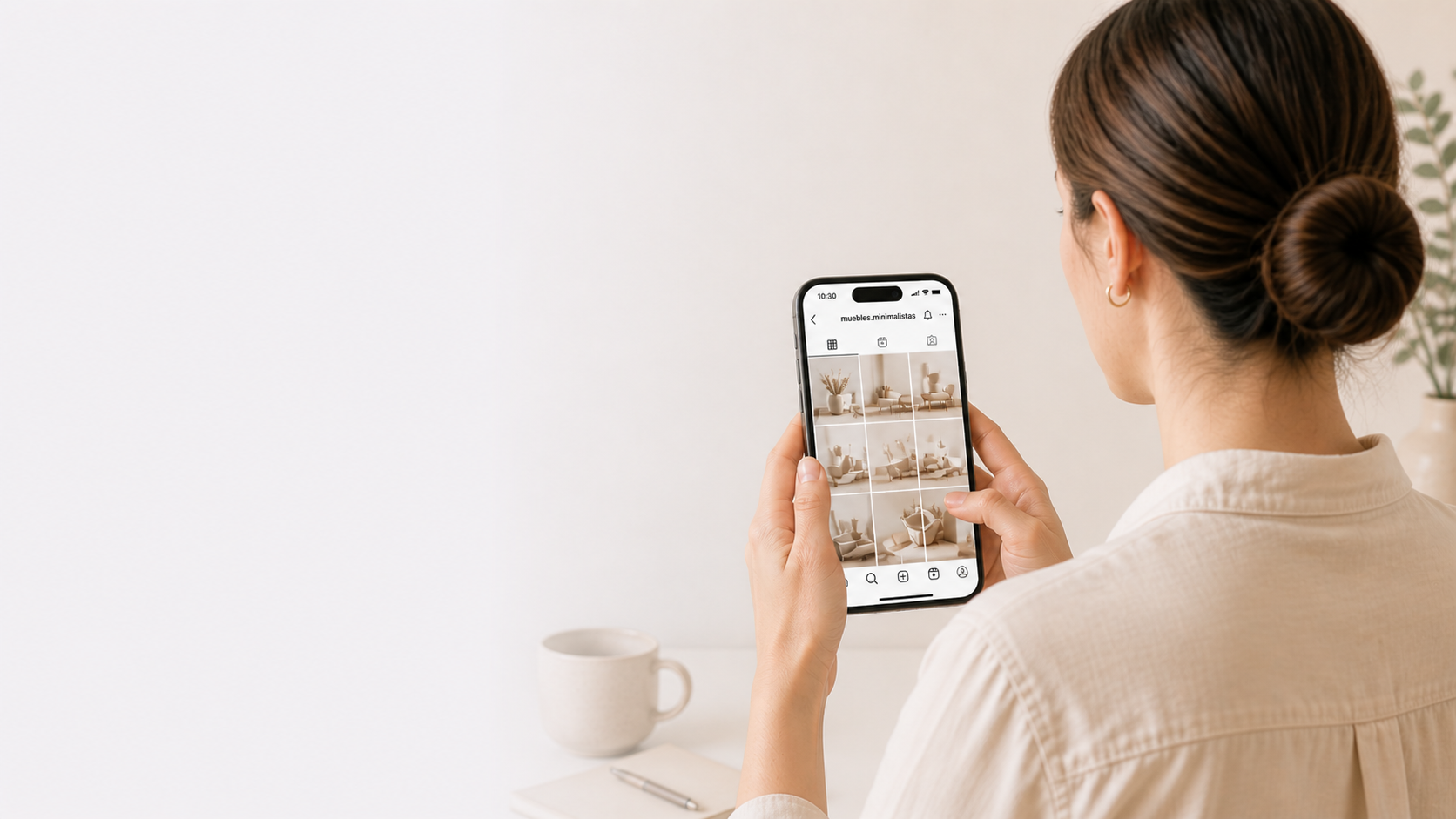 Mujer revisando contenido de redes sociales desde un teléfono móvil