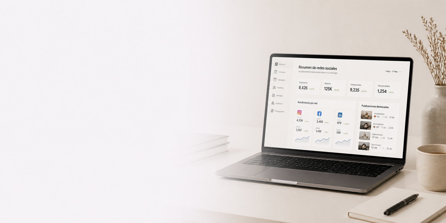Ordenador portátil mostrando panel de analítica y rendimiento de redes sociales